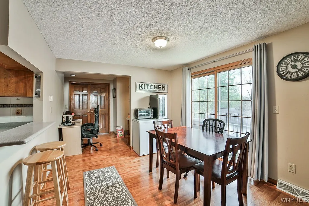 Dinette area with sliding door to balcony