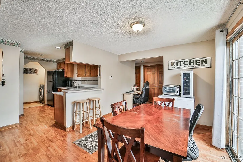 Combined dinette/kitchen area