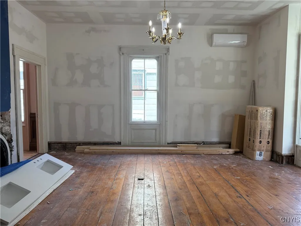 Entrance to North Parlor