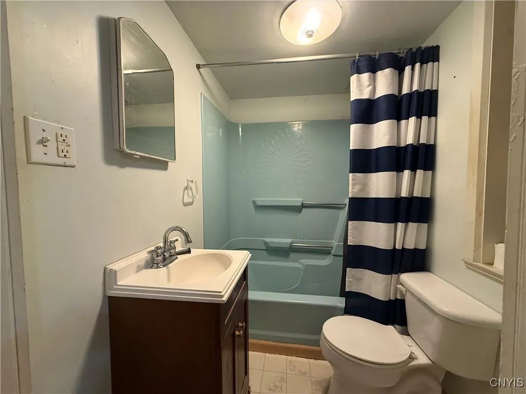 Full bath off the 4th bedroom
