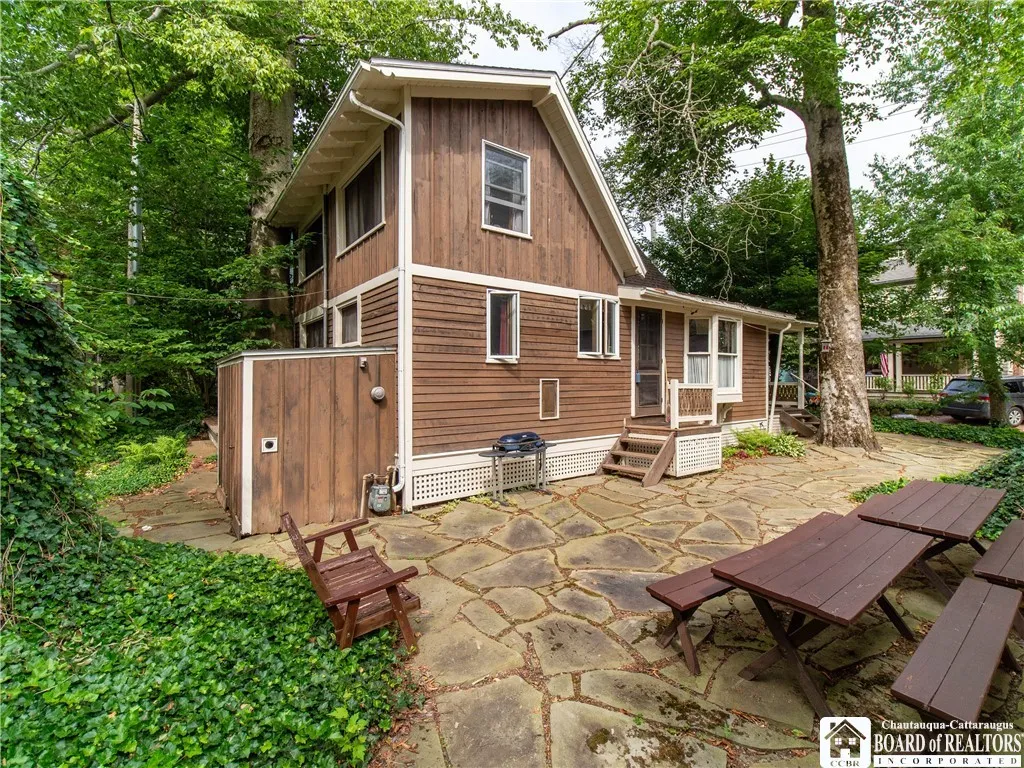 Side view of the generous courtyard, ample space to entertain family or guests!