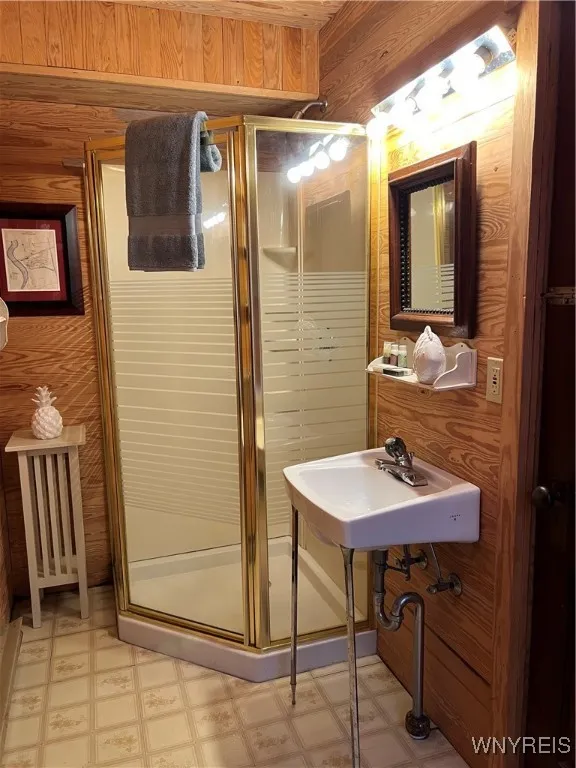 Full bath in garage.