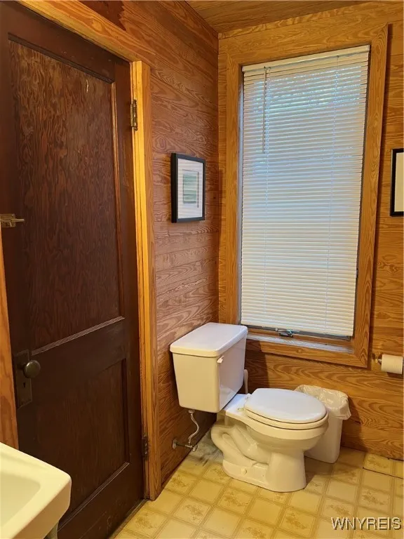 Full bath in garage.