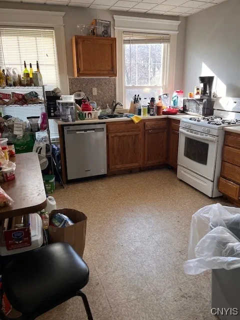 515 Euclid Avenue 17, Syracuse, New York 13210, Syracuse, New York 13210, 10 Bedrooms Bedrooms, ,4 BathroomsBathrooms,Residential,Closed,515 Euclid Avenue 17, Syracuse, New York 13210,0,S1603792