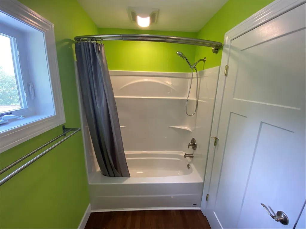 2nd Floor Shower/Tub
