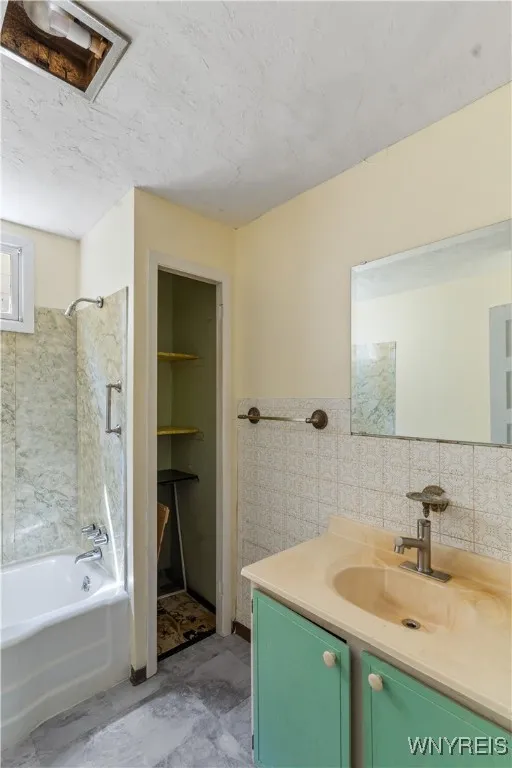 72 Pomona Place, Buffalo, New York 14210, Buffalo, New York 14210, 7 Bedrooms Bedrooms, ,2 BathroomsBathrooms,Residential,Closed,72 Pomona Place, Buffalo, New York 14210,0,B1603856