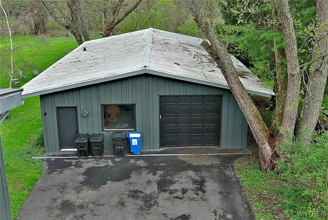 The 30x50 garage/workshop also has a metal roof