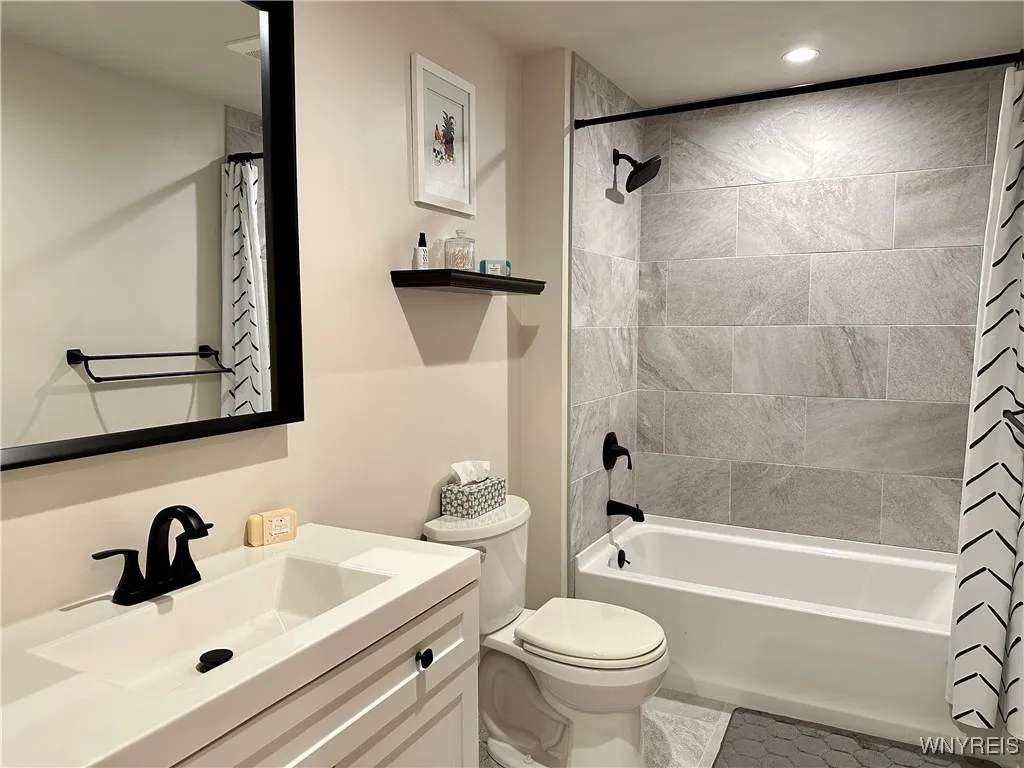 Hallway full bath