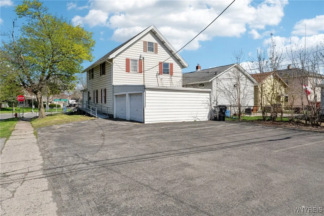 344 Niagara Falls Boulevard, Tonawanda-town, New Y, Tonawanda, New York 14223, 6 Bedrooms Bedrooms, ,2 BathroomsBathrooms,Residential,Closed,344 Niagara Falls Boulevard, Tonawanda-town, New Y,B1604084