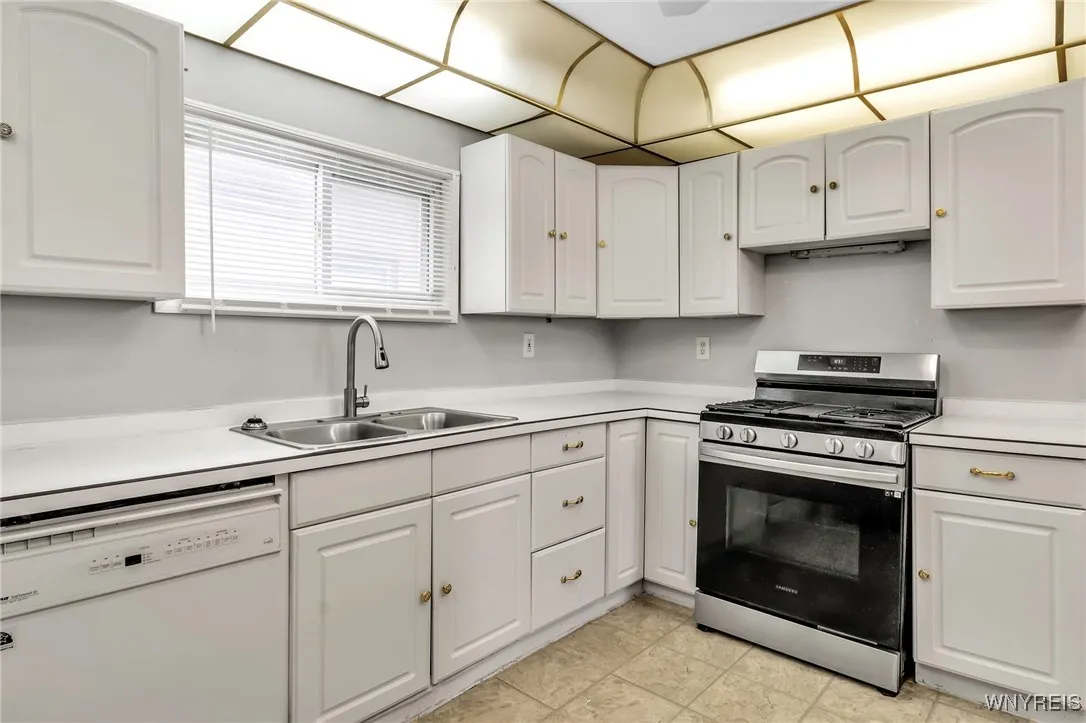 281 Roslyn Street, Buffalo, New York 14215, Buffalo, New York 14215, 3 Bedrooms Bedrooms, 7 Rooms Rooms,1 BathroomBathrooms,Residential,Closed,281 Roslyn Street, Buffalo, New York 14215,0,B1604261