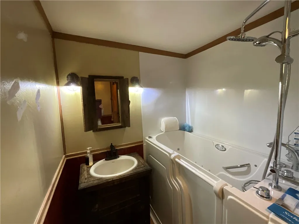 70 East Masonville Pond Road, Masonville, New York, Masonville, New York 13839, 6 Bedrooms Bedrooms, ,3 BathroomsBathrooms,Residential,For Sale,70 East Masonville Pond Road, Masonville, New York,0,R1603366