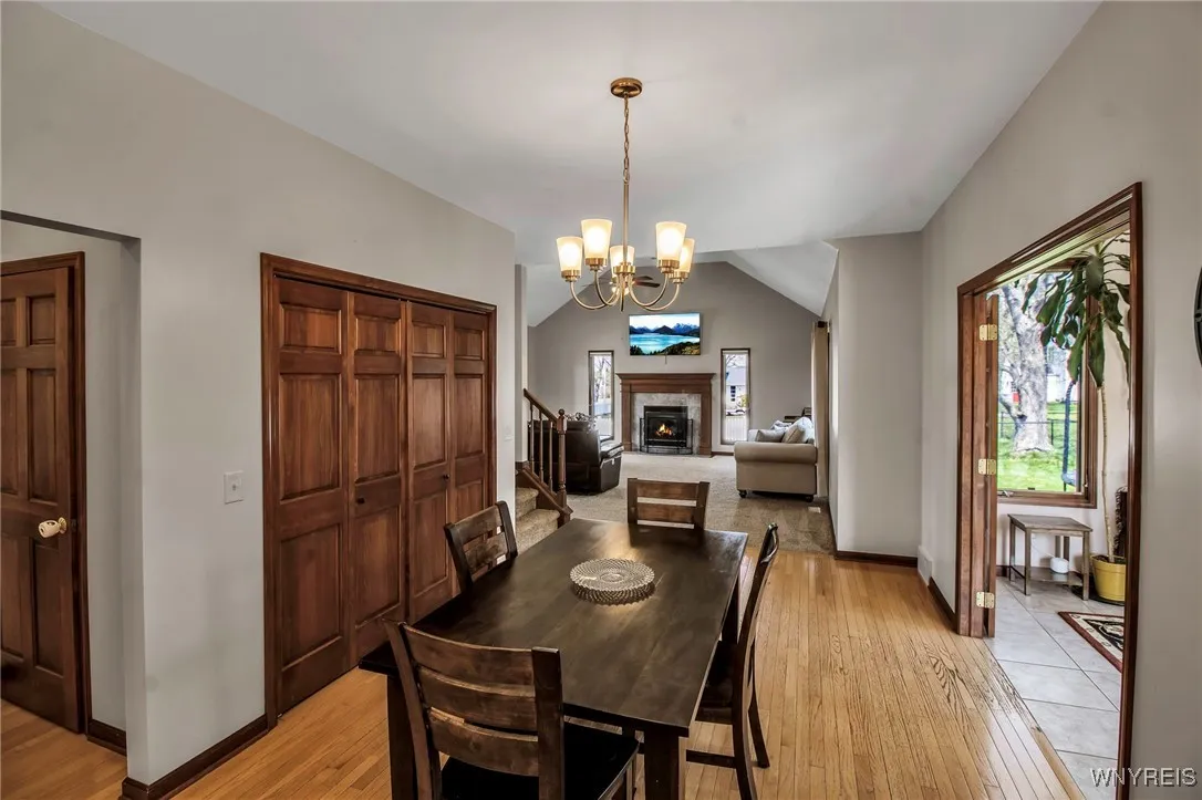 Eating space in kitchen