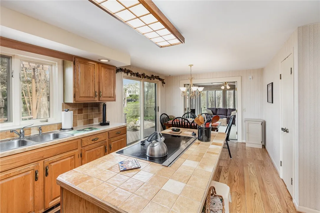 CHEERFUL KITCHEN