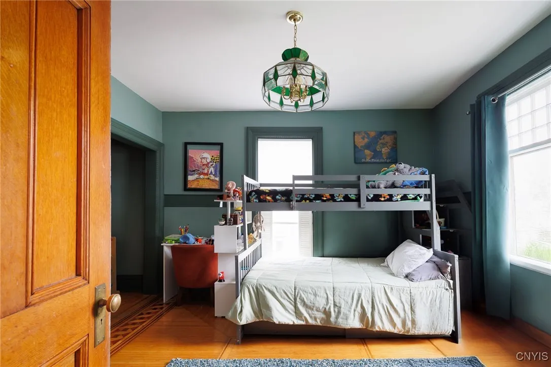 front bedroom ustairs