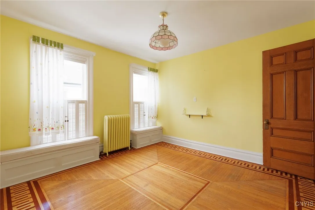 middle bedroom upstairs