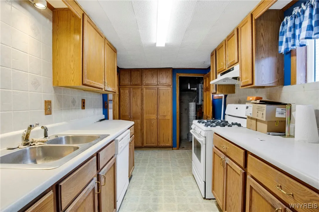 256 North Transit Street, Lockport-city, New York, Lockport City, New York 14094, 4 Bedrooms Bedrooms, 9 Rooms Rooms,1 BathroomBathrooms,Residential,Closed,256 North Transit Street, Lockport-city, New York ,0,B1604877