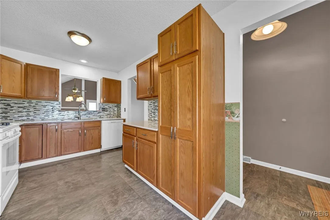 48 Rushford Hollow Drive, Cheektowaga, New York 14, Cheektowaga, New York 14227, 2 Bedrooms Bedrooms, 7 Rooms Rooms,2 BathroomsBathrooms,Residential,Closed,48 Rushford Hollow Drive, Cheektowaga, New York 14,0,B1604167