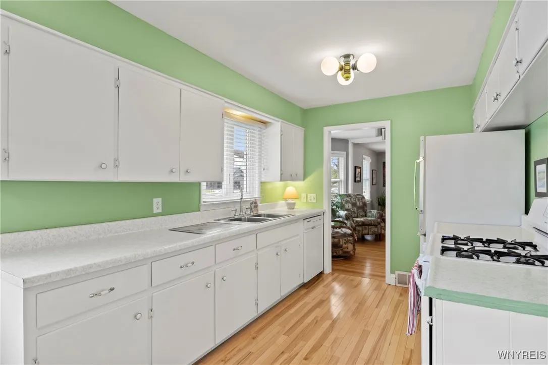 647 Center Road, West Seneca, New York 14224, West Seneca, New York 14224, 4 Bedrooms Bedrooms, 8 Rooms Rooms,2 BathroomsBathrooms,Residential,Closed,647 Center Road, West Seneca, New York 14224,0,B1605131