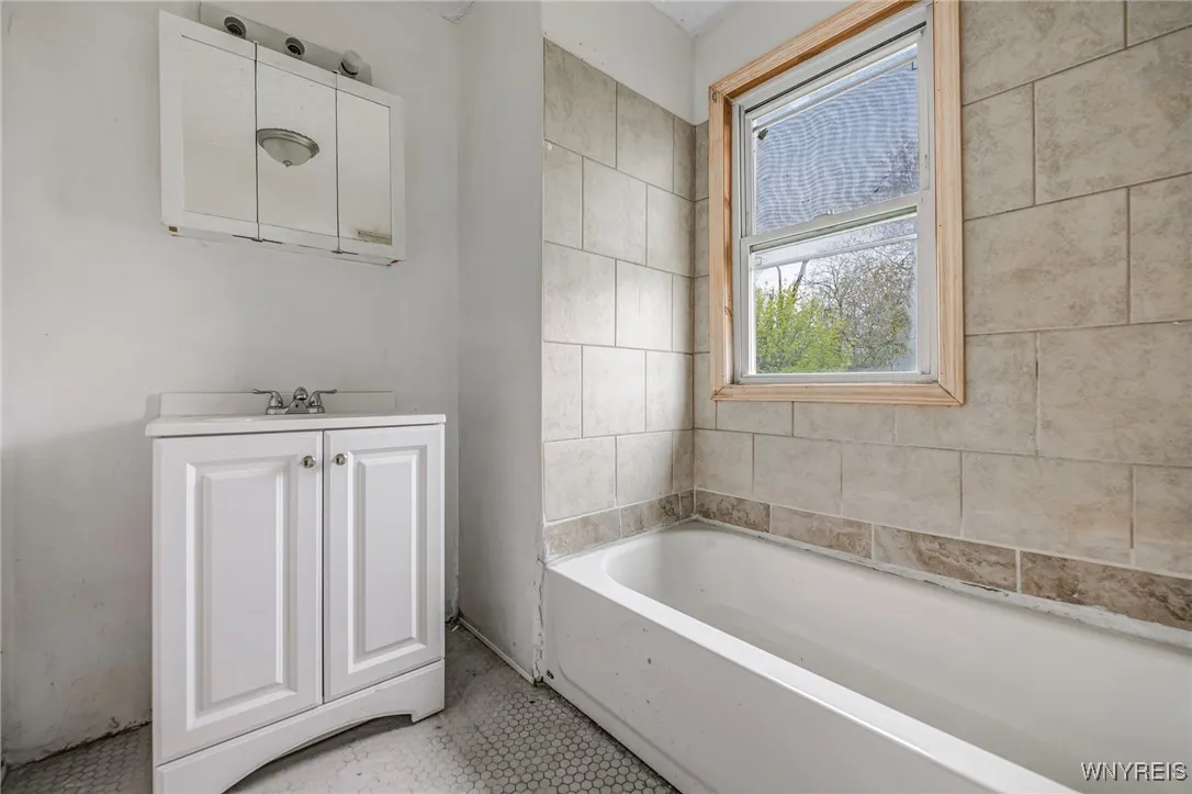 329 Jewett Avenue, Buffalo, New York 14214, Buffalo, New York 14214, 4 Bedrooms Bedrooms, ,4 BathroomsBathrooms,Residential,Closed,329 Jewett Avenue, Buffalo, New York 14214,0,B1605386