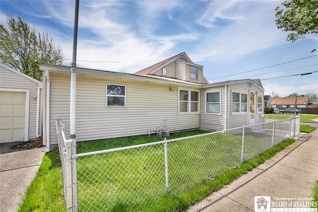 6 Balzac Court 2, Tonawanda-town, New York 14150, Tonawanda, New York 14150, 4 Bedrooms Bedrooms, ,2 BathroomsBathrooms,Residential,For Sale,6 Balzac Court 2, Tonawanda-town, New York 14150,0,R1605527