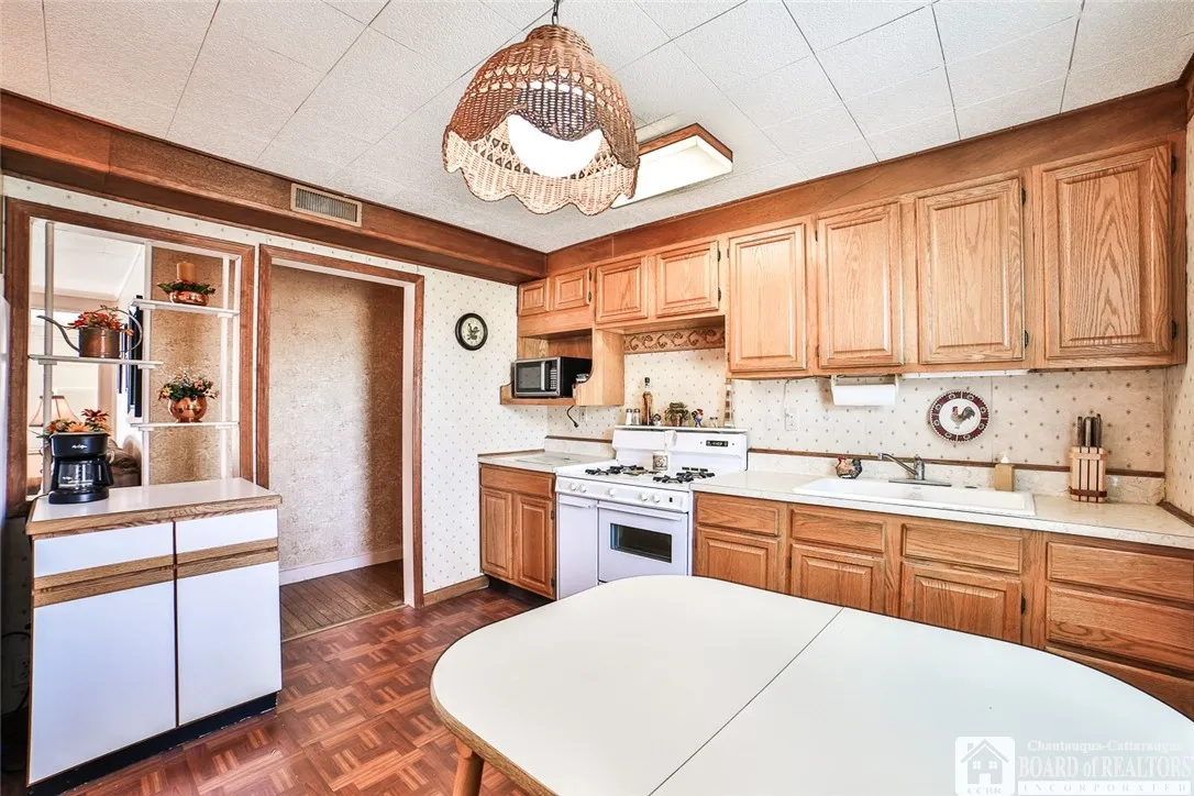 6 Balzac Court 2, Tonawanda-town, New York 14150, Tonawanda, New York 14150, 4 Bedrooms Bedrooms, ,2 BathroomsBathrooms,Residential,For Sale,6 Balzac Court 2, Tonawanda-town, New York 14150,0,R1605527