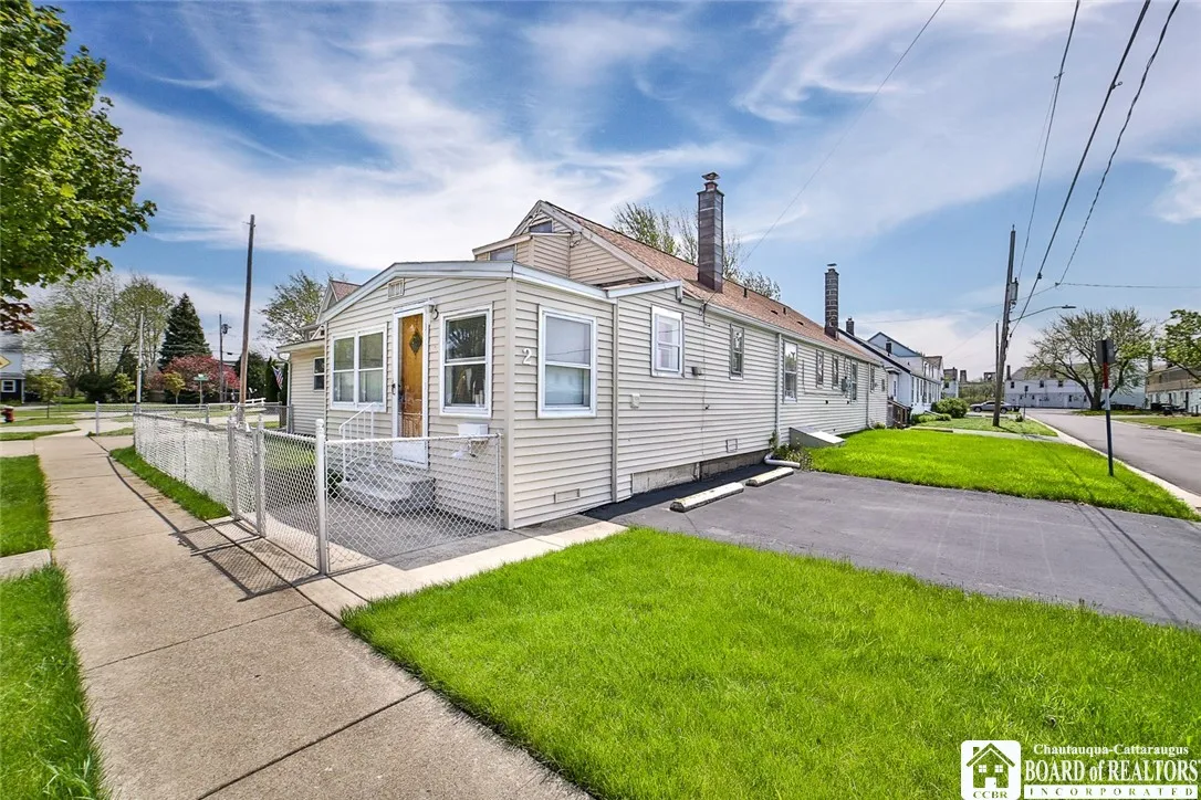 6 Balzac Court 2, Tonawanda-town, New York 14150, Tonawanda, New York 14150, 4 Bedrooms Bedrooms, ,2 BathroomsBathrooms,Residential,For Sale,6 Balzac Court 2, Tonawanda-town, New York 14150,0,R1605527
