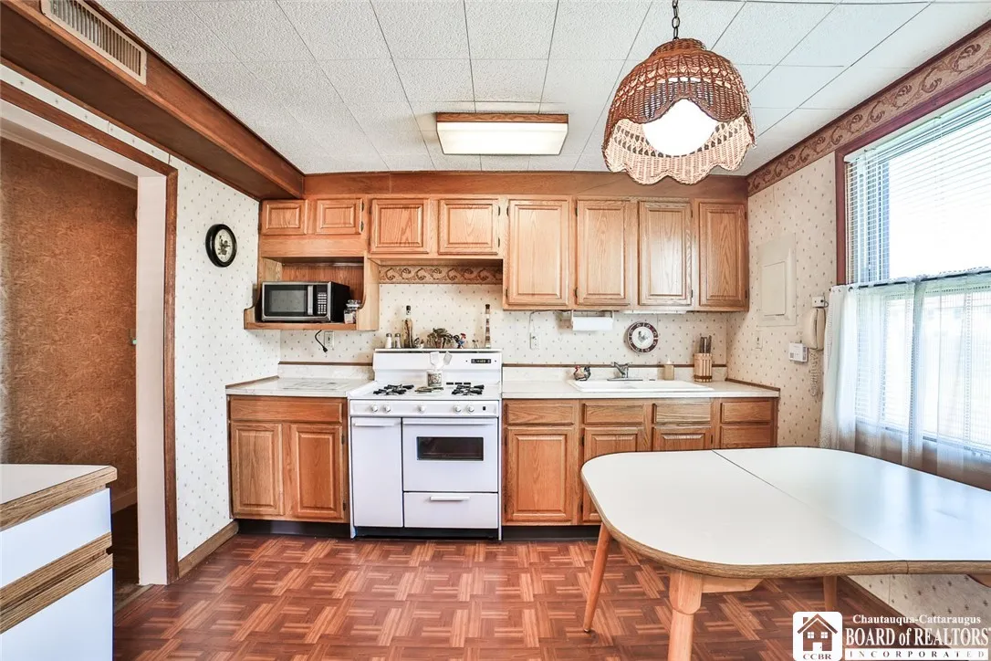 6 Balzac Court 2, Tonawanda-town, New York 14150, Tonawanda, New York 14150, 4 Bedrooms Bedrooms, ,2 BathroomsBathrooms,Residential,For Sale,6 Balzac Court 2, Tonawanda-town, New York 14150,0,R1605527