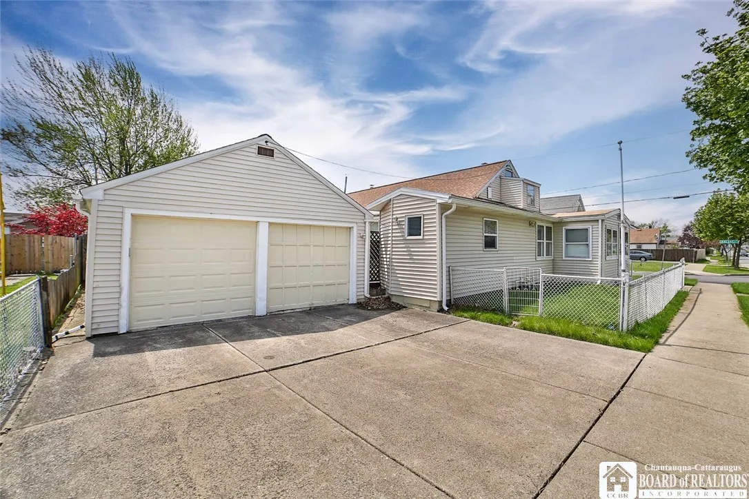 6 Balzac Court 2, Tonawanda-town, New York 14150, Tonawanda, New York 14150, 4 Bedrooms Bedrooms, ,2 BathroomsBathrooms,Residential,For Sale,6 Balzac Court 2, Tonawanda-town, New York 14150,0,R1605527