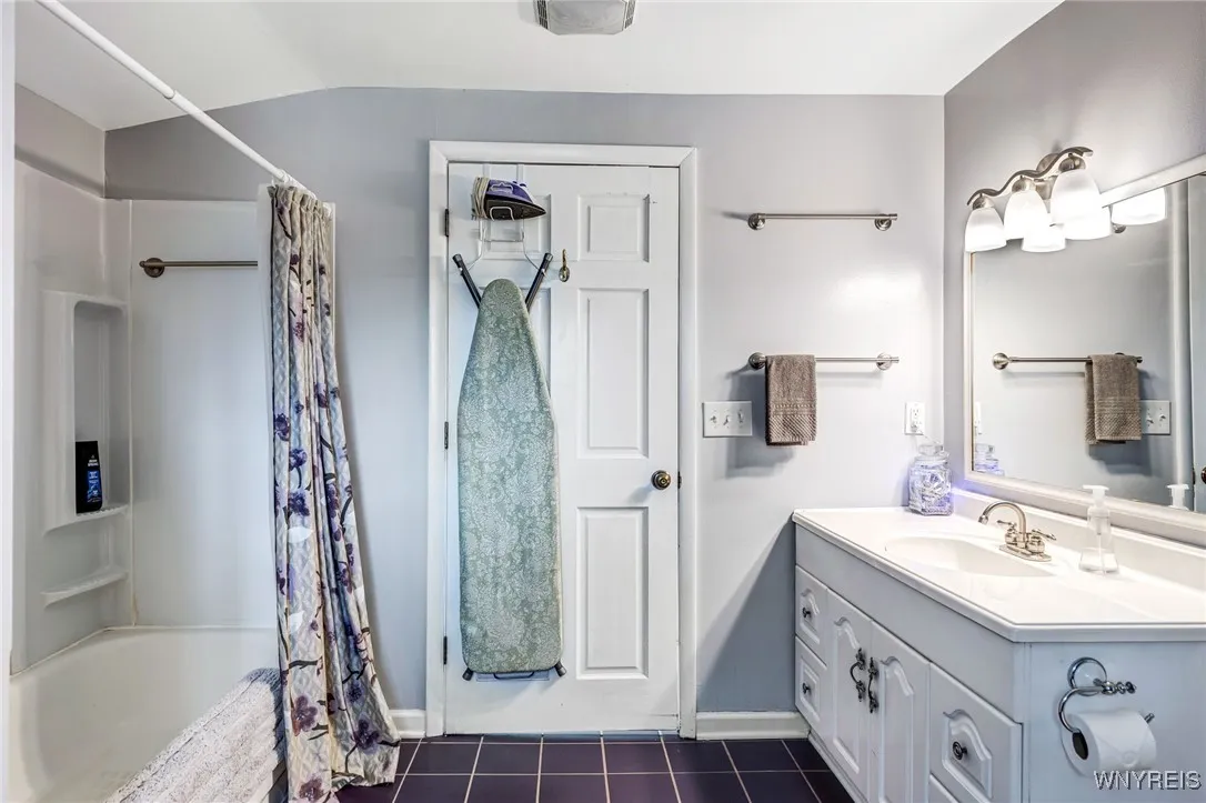 3179 West River Road, Grand Island, New York 14072, Grand Island, New York 14072, 4 Bedrooms Bedrooms, 14 Rooms Rooms,2 BathroomsBathrooms,Residential,For Sale,3179 West River Road, Grand Island, New York 14072,B1605610