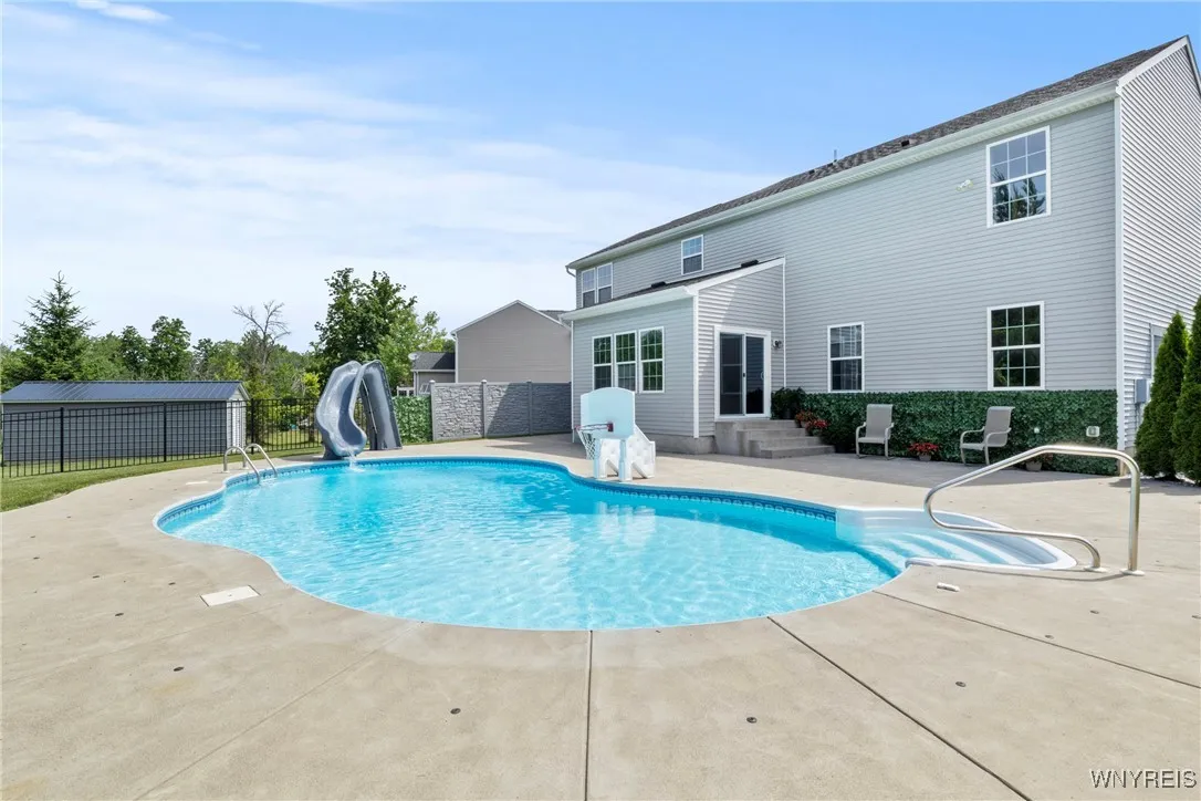 5042 Woodway Court, Hamburg, New York 14075, Hamburg, New York 14075, 4 Bedrooms Bedrooms, 11 Rooms Rooms,2 BathroomsBathrooms,Residential,For Sale,5042 Woodway Court, Hamburg, New York 14075,B1605900