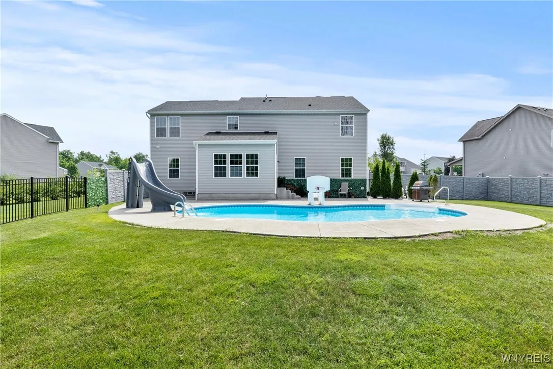 5042 Woodway Court, Hamburg, New York 14075, Hamburg, New York 14075, 4 Bedrooms Bedrooms, 11 Rooms Rooms,2 BathroomsBathrooms,Residential,For Sale,5042 Woodway Court, Hamburg, New York 14075,B1605900