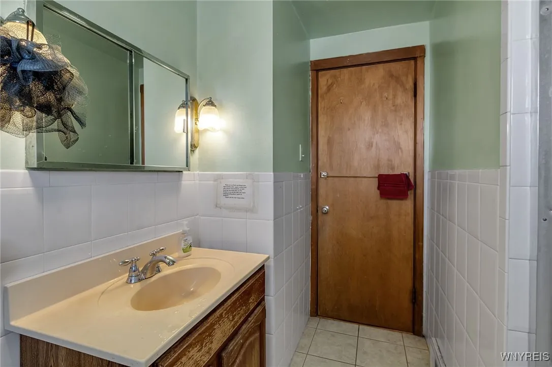 20 Hawthorne Avenue, Tonawanda-town, New York 1422, Tonawanda, New York 14223, 6 Bedrooms Bedrooms, ,2 BathroomsBathrooms,Residential,Closed,20 Hawthorne Avenue, Tonawanda-town, New York 1422,B1604870