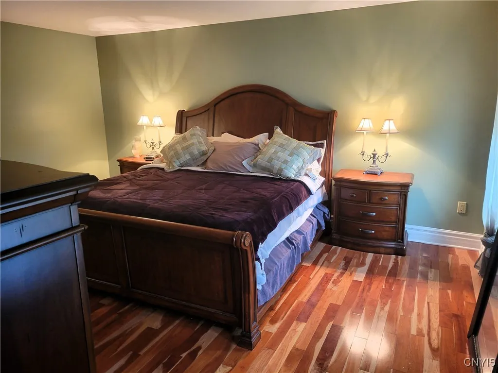 master, king bed