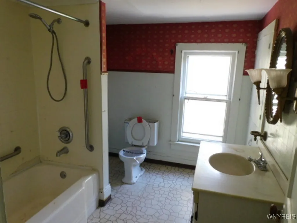 26 Robinson Street, Hanover, New York 14136, Hanover, New York 14136, 4 Bedrooms Bedrooms, 8 Rooms Rooms,1 BathroomBathrooms,Residential,Closed,26 Robinson Street, Hanover, New York 14136,0,B1606387
