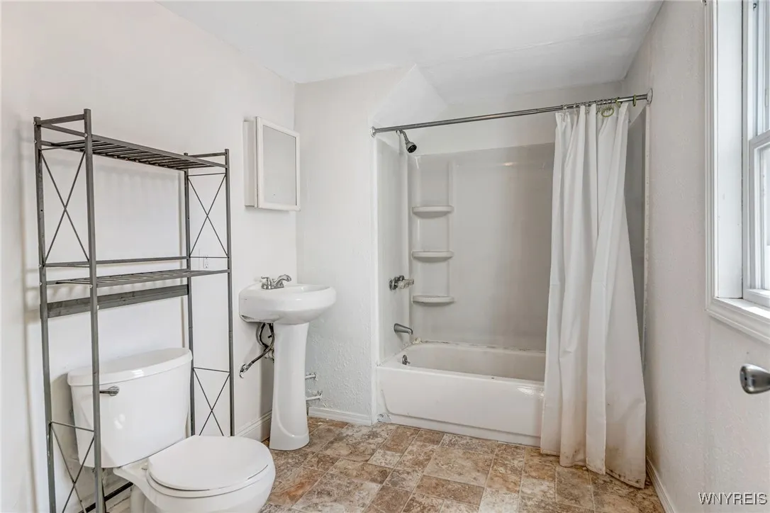 373 Fulton Street, Buffalo, New York 14210, Buffalo, New York 14210, 4 Bedrooms Bedrooms, ,2 BathroomsBathrooms,Residential,Closed,373 Fulton Street, Buffalo, New York 14210,0,B1606478