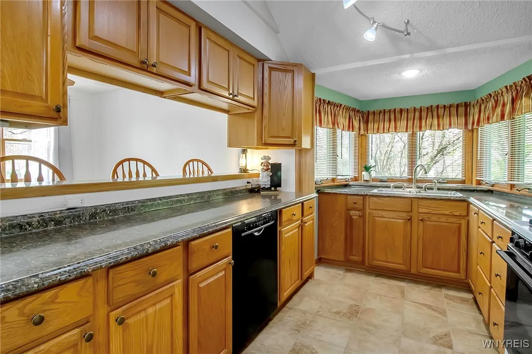 1816 Olean Rd, S Wales - Kitchen w/ Breakfast Bar