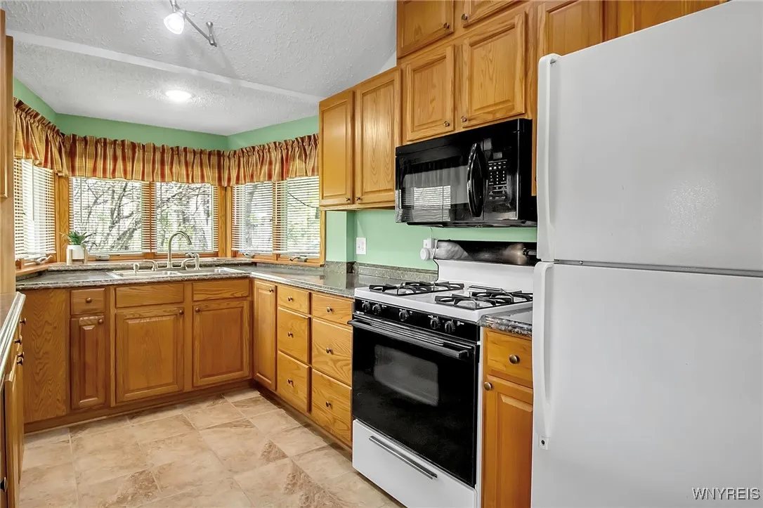 1816 Olean Rd, S Wales - Kitchen