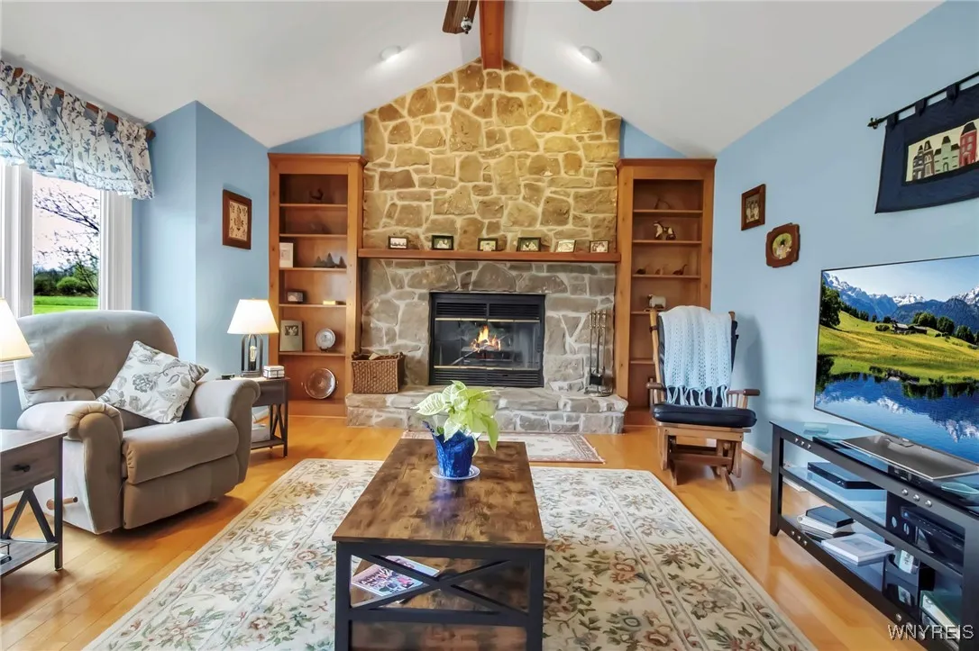 Stonee fireplace w/gas starter