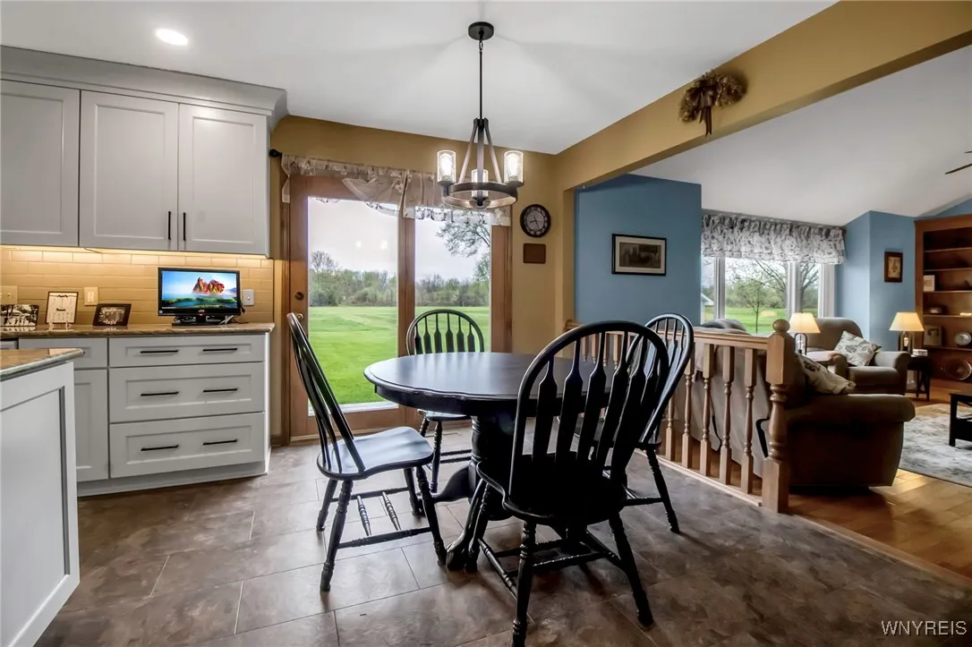 Eat-in kitchen
