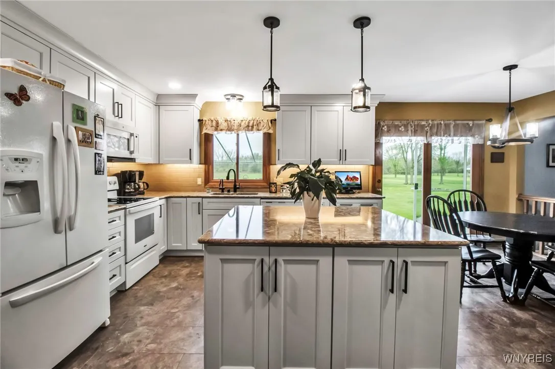 5263 Oakwood Drive, Pendleton, New York 14120, Pendleton, New York 14120, 4 Bedrooms Bedrooms, 11 Rooms Rooms,2 BathroomsBathrooms,Residential,Closed,5263 Oakwood Drive, Pendleton, New York 14120,B1606203
