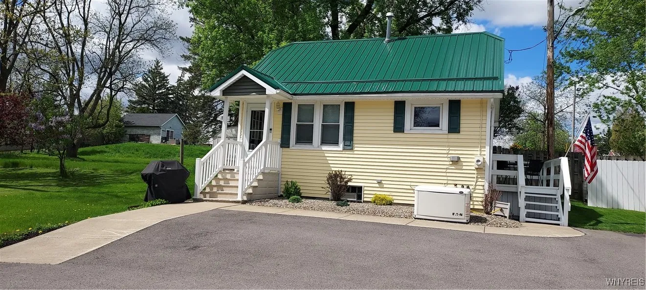 Metal Roof, vinyl siding