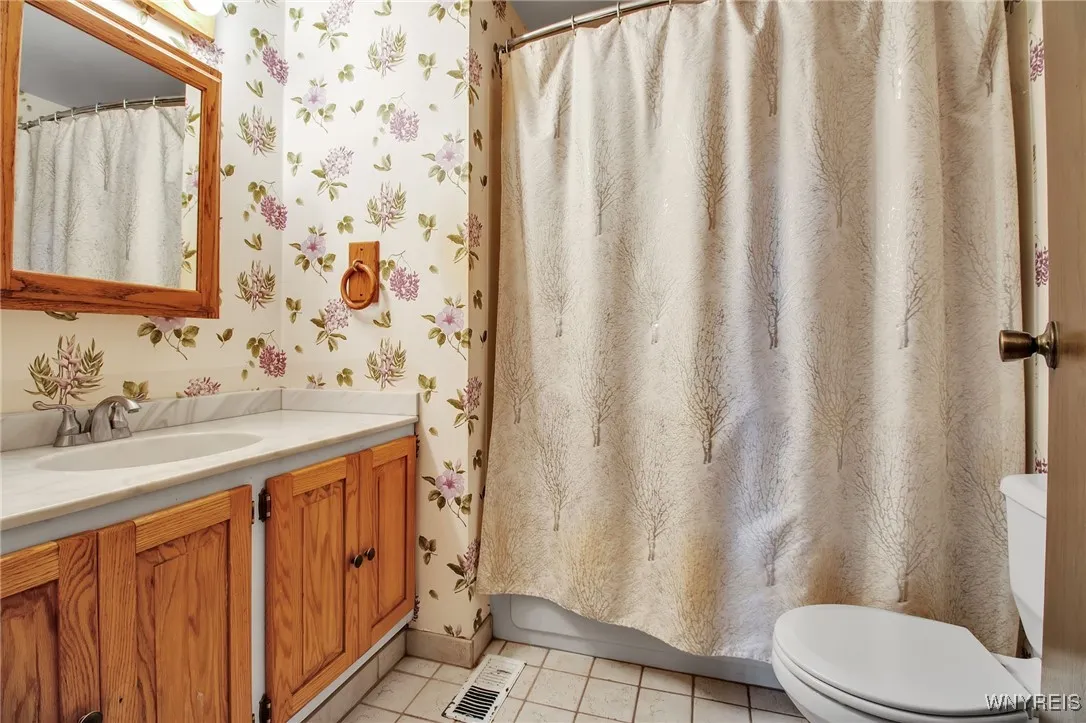 5051 Overlook Point, Hamburg, New York 14075, Hamburg, New York 14075, 4 Bedrooms Bedrooms, 10 Rooms Rooms,2 BathroomsBathrooms,Residential,For Sale,5051 Overlook Point, Hamburg, New York 14075,B1606731