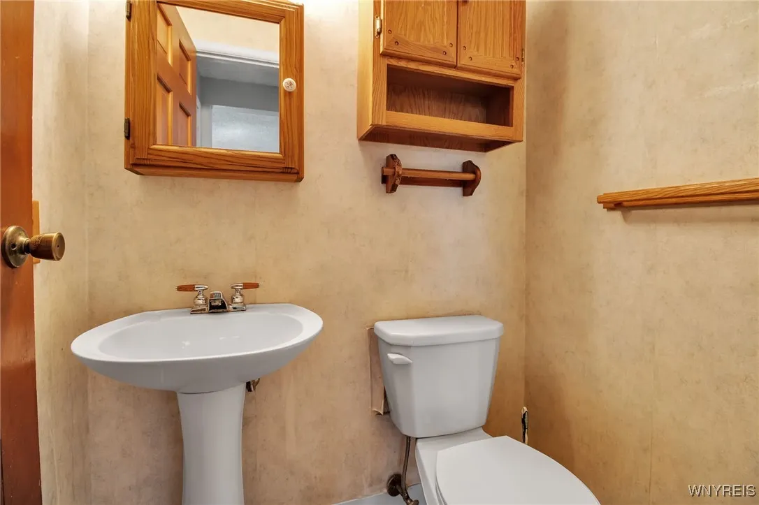 5051 Overlook Point, Hamburg, New York 14075, Hamburg, New York 14075, 4 Bedrooms Bedrooms, 10 Rooms Rooms,2 BathroomsBathrooms,Residential,For Sale,5051 Overlook Point, Hamburg, New York 14075,B1606731
