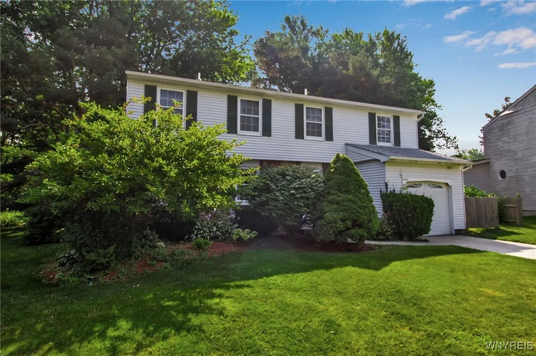 5051 Overlook Point, Hamburg, New York 14075, Hamburg, New York 14075, 4 Bedrooms Bedrooms, 10 Rooms Rooms,2 BathroomsBathrooms,Residential,For Sale,5051 Overlook Point, Hamburg, New York 14075,B1606731