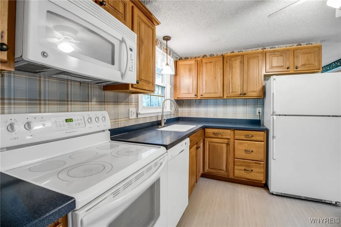 5051 Overlook Point, Hamburg, New York 14075, Hamburg, New York 14075, 4 Bedrooms Bedrooms, 10 Rooms Rooms,2 BathroomsBathrooms,Residential,For Sale,5051 Overlook Point, Hamburg, New York 14075,B1606731
