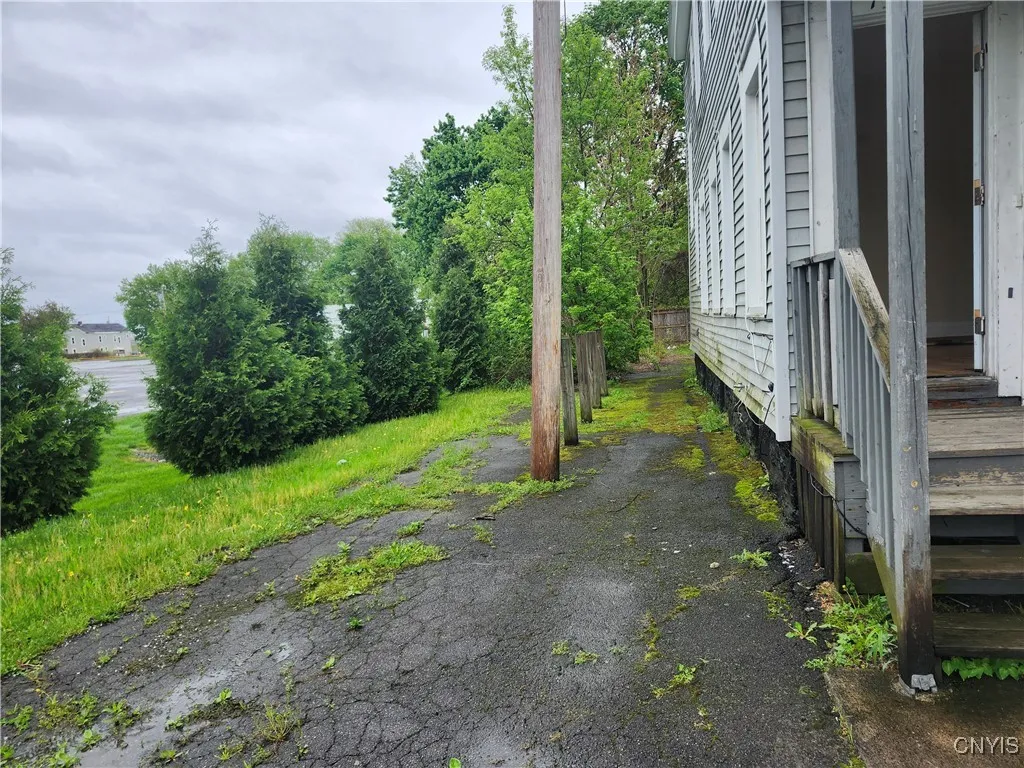 705 South Avenue, Syracuse, New York 13207, Syracuse, New York 13207, 6 Bedrooms Bedrooms, ,2 BathroomsBathrooms,Residential,Closed,705 South Avenue, Syracuse, New York 13207,0,S1606990