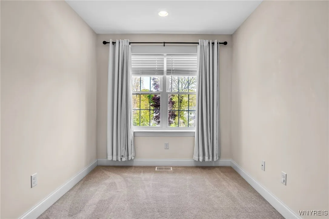 102 California Drive C, Amherst, New York 14221, Amherst, New York 14221, 3 Bedrooms Bedrooms, 8 Rooms Rooms,2 BathroomsBathrooms,Residential,Closed,102 California Drive C, Amherst, New York 14221,0,B1600629