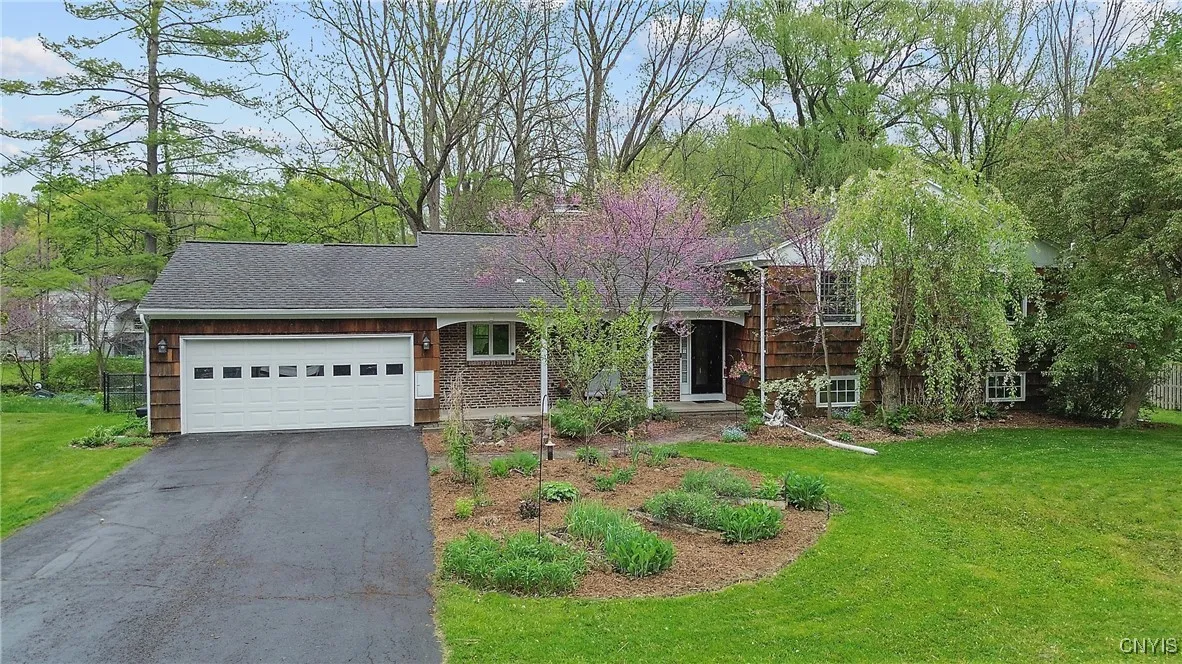 9 Bishop Drive, Manlius, New York 13066, Manlius, New York 13066, 4 Bedrooms Bedrooms, 12 Rooms Rooms,2 BathroomsBathrooms,Residential,Closed,9 Bishop Drive, Manlius, New York 13066,0,S1607035