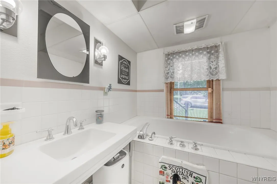 11020 Fairview Drive, Perrysburg, New York 14070, Perrysburg, New York 14070, 4 Bedrooms Bedrooms, 11 Rooms Rooms,2 BathroomsBathrooms,Residential,Closed,11020 Fairview Drive, Perrysburg, New York 14070,0,B1607026