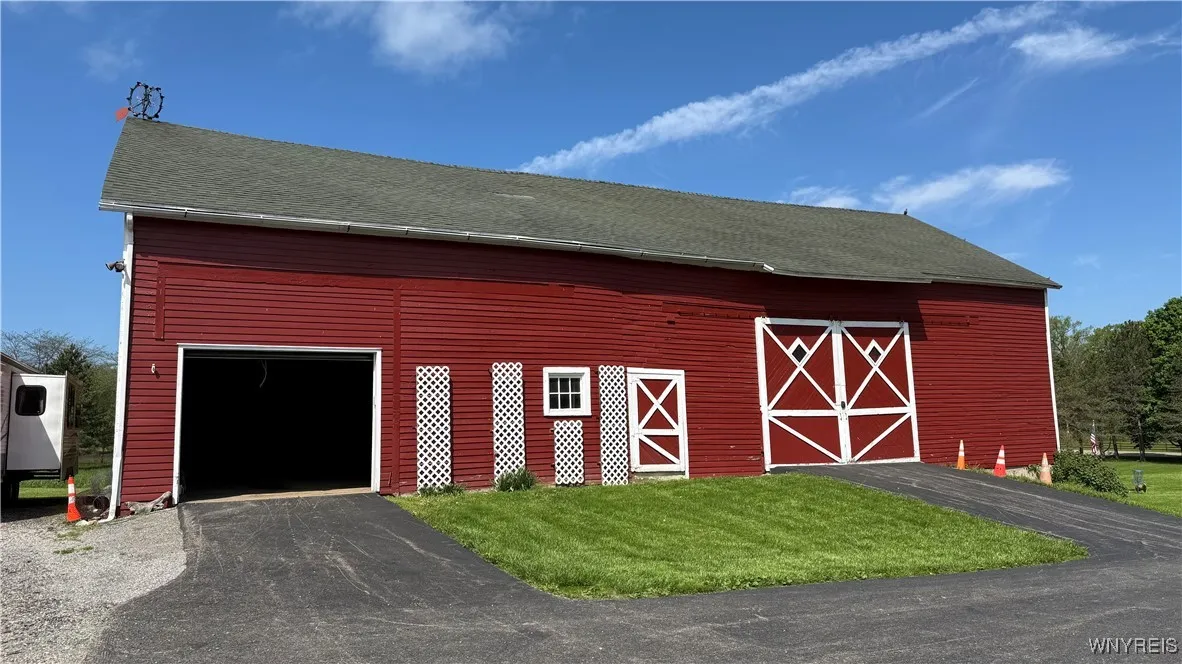 6975 Sweetland Road, Evans, New York 14047, Evans, New York 14047, 3 Bedrooms Bedrooms, 9 Rooms Rooms,3 BathroomsBathrooms,Residential,For Sale,6975 Sweetland Road, Evans, New York 14047,B1607625